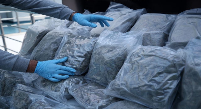 Adana’da ev eşyası yüklü kamyonda 53 kilo 350 gram esrar ele geçirildi