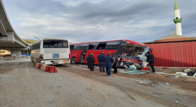 Mersin’de 2 otobüsle 1 otomobil çarpıştı