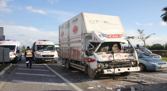 Antalya’da kamyonetle tırın çarpıştığı kazada 2 kişi yaralandı