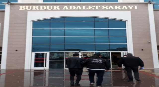 Burdur’da uyuşturucu operasyonunda yakalanan 3 zanlıdan biri tutuklandı