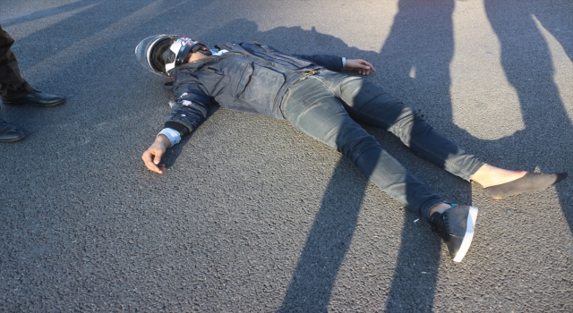 Adana’da beton bariyere çarpan motosikletteki 2 kişi yaralandı