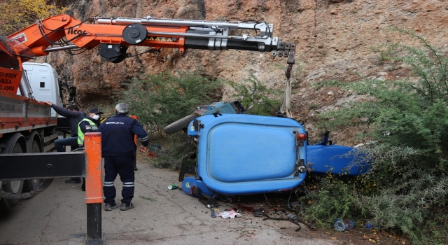 Osmaniye’de devrilen traktördeki 2 kişi yaralandı