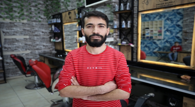 Adana’da tıraş olan kişinin kalp krizi geçirmesi güvenlik kamerasında