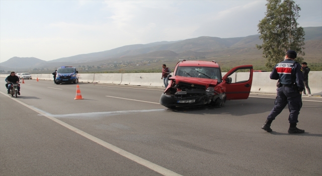 Hatay’da beton bariyere çarpan hafif ticari araçtaki 2 kişi yaralandı