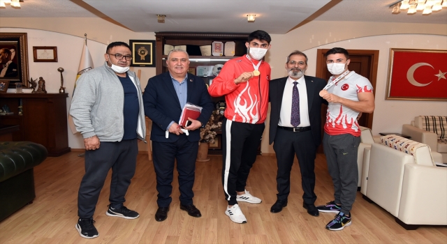 Başarılı sporcular Tarsus Belediye Başkanı Bozdoğan’ı ziyaret etti