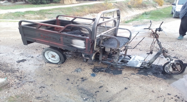 Adana’da yanan 3 tekerlekli motosiklet kullanılamaz hale geldi