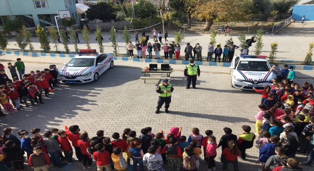Kaş’ta jandarma ekipleri öğrencilere trafik eğitimi verdi