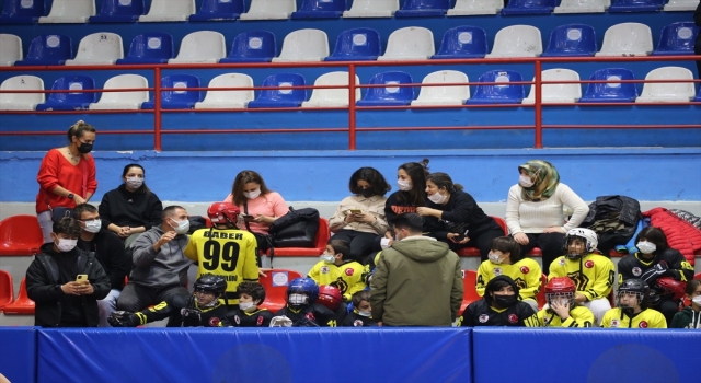 Hatay’da buz hokeyi takımı, Hatayspor Kadın Basketbol Takımı’na destek verdi