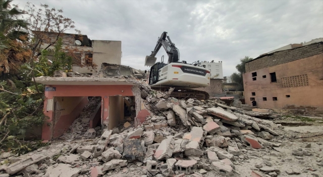 Akdeniz’de 2 metruk bina kontrollü şekilde yıkıldı
