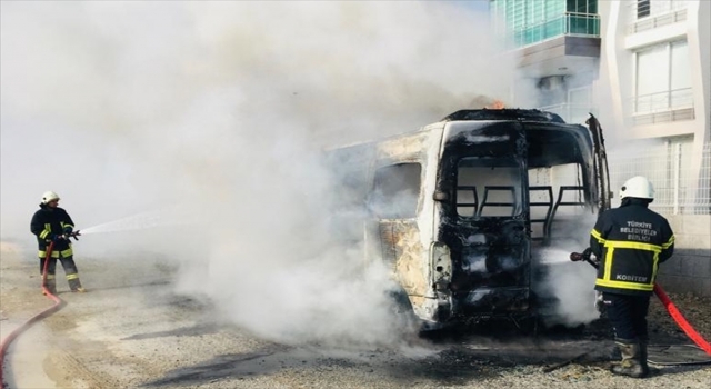 Mersin’de seyir halindeki servis minibüsü yandı