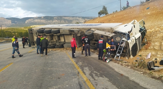 Mersin’de devrilen tırın şoförü yaralandı