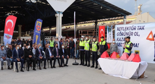 Antalya’da traktör kazalarının önlenmesi için yaklaşık 3 bin reflektör dağıtıldı