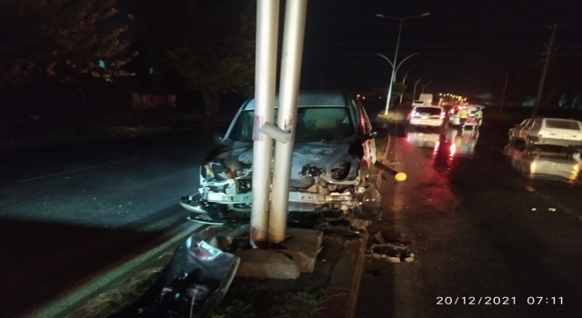 Tarsus’ta elektrik direğine çarpan hafif ticari araç yandı