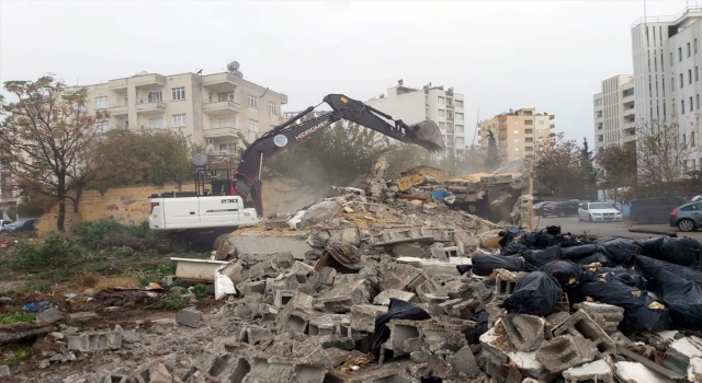Akdeniz’de metruk binaların yıkımı sürüyor