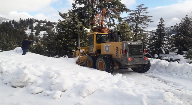 Antalya’da belediye ekipleri yoğun kar mesaisi yapıyor