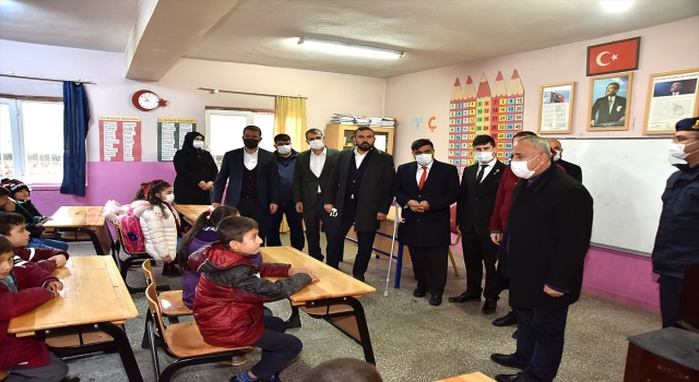 Türkoğlu’nda protokol şehit çocuklarını evlerinden alıp okula götürdü