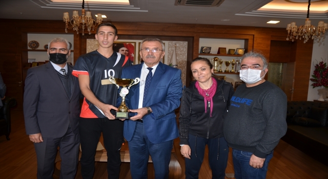 Başkan Aputkan, il şampiyonu olan liseli voleybolcuları kabul etti