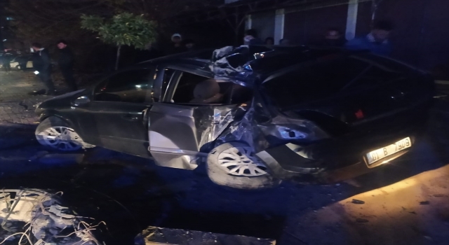 Osmaniye’de otomobilin çarptığı elektrik direği yıkıldı