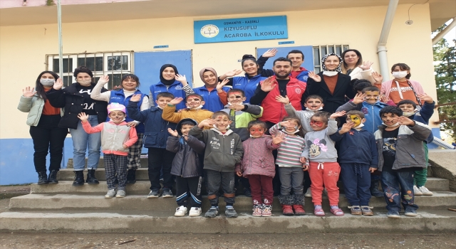 Osmaniye’de gönüllü gençler öğrencilere kitap ve kırtasiye malzemesi dağıttı