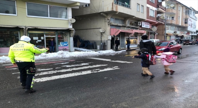 Çağlayancerit’te öğrencilere uygulamalı trafik eğitimi verildi