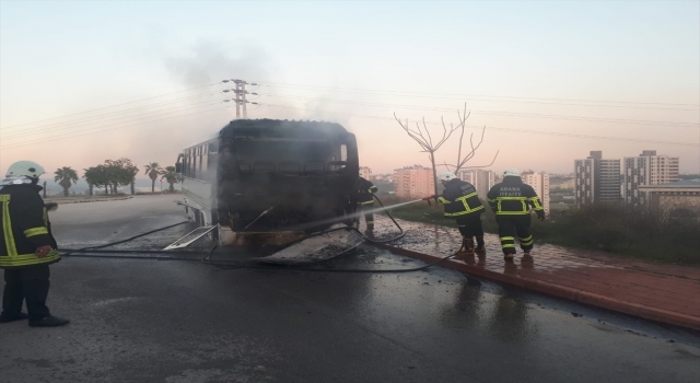 Adana’da seyir halindeki halk otobüsü yandı
