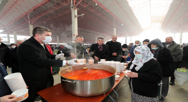Burdur Belediyesinden pazardaki vatandaşlara çorba ikramı