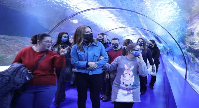 Antalya’da down sendromlu çocuklar akvaryum gezisinde eğlendi
