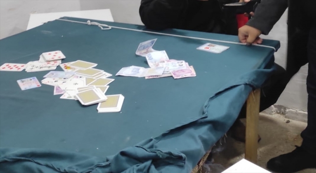 Adana’da kahvehanede kumar oynayan 4 kişiye para cezası verildi