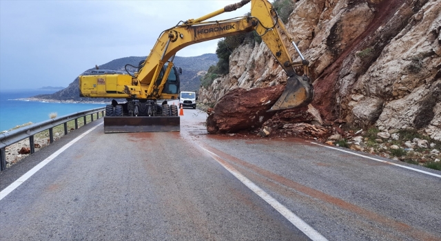 Kaş’ta heyelan meydana geldi