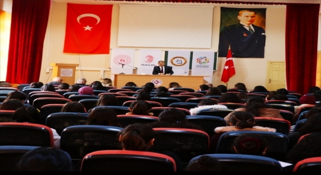Aile ve Sosyal Hizmetler İl Müdürü Özer, ”İyilik Kitap Kafe” projesiyle gençlerle buluştu