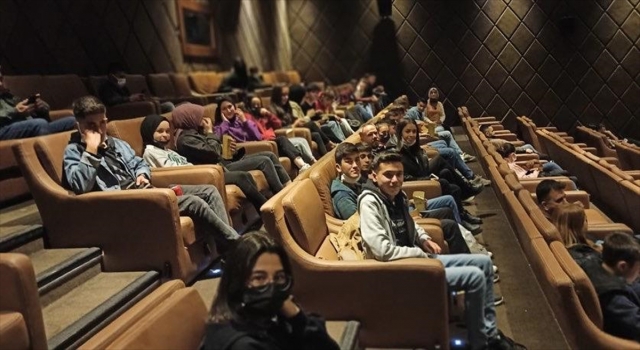 Adana’da liseli öğrenciler, ”Kesişme; İyi ki Varsın Eren” filmini izledi