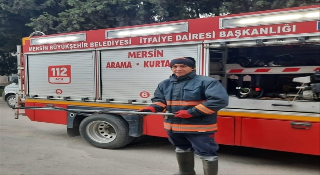 Mersin’de hafif ticari aracın motor kısmına giren yılanı itfaiye ekipleri çıkardı