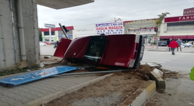 Antalya’da otomobil ile kamyonetin çarpıştığı kazada 4 kişi yaralandı