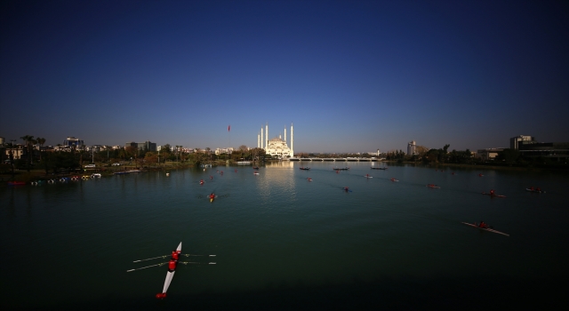Adana’nın kurtuluşunun 100. yılına özel 3 bin 628 metrelik Türk bayrağı açıldı