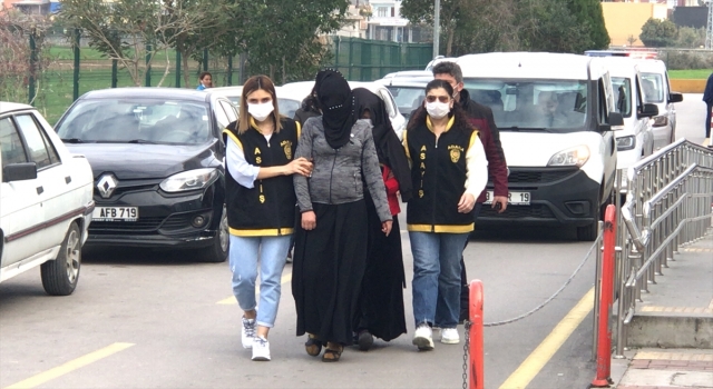 Adana’da 2 elti, 8 kadından para ve cep telefonu çaldıkları iddiasıyla tutuklandı