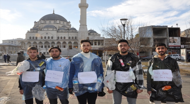 Kahramanmaraş’ta üniversiteliler çöp poşeti giyip temizlik yaptı