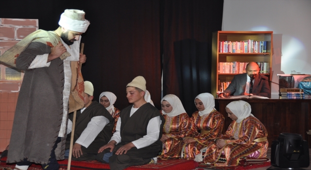 Afşin’de ”Aşkın eşiğindeki derviş bizim Yunus’” adlı tiyatro oyunu izleyiciyle buluştu
