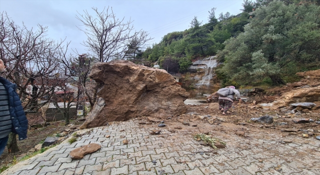 Alanya’da dağdan kopan kaya parçaları 3 katlı evi yıktı
