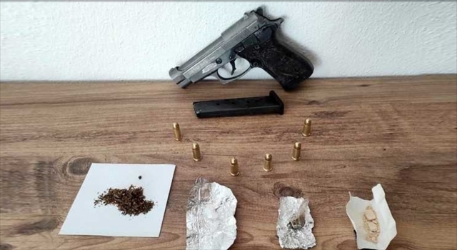 Adana’da hırsızlık zanlısının otomobilinden uyuşturucu ve silah çıktı