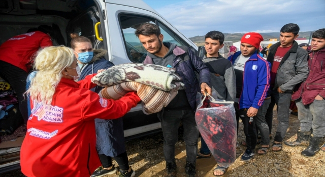 Adana’da sağanakta çadırları zarar gören tarım işçilerine yardım