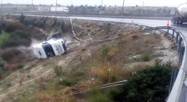 Mersin’de şarampole devrilen tırın sürücüsü yaralandı