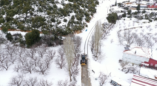 Antalya’nın Kaş ilçesinde karla mücadele çalışmaları yapılıyor