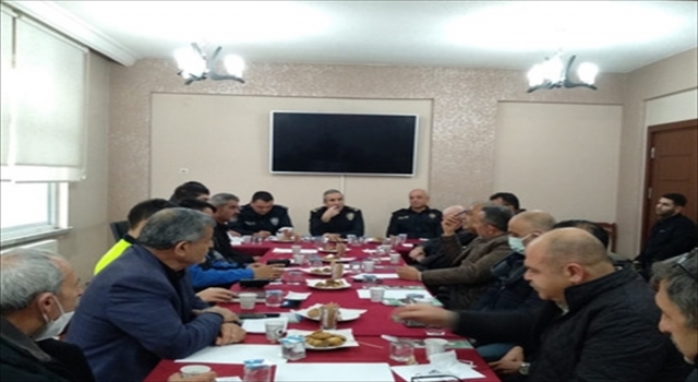 Tarsus Emniyet Müdürü Ebubekir Fil, muhtarlarla buluştu