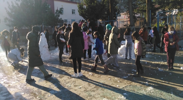 Adana’da öğrenciler karın keyfini çıkardı