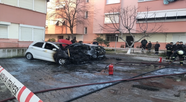 Antalya’da park halindeki 2 otomobilde çıkan yangın hasara neden oldu