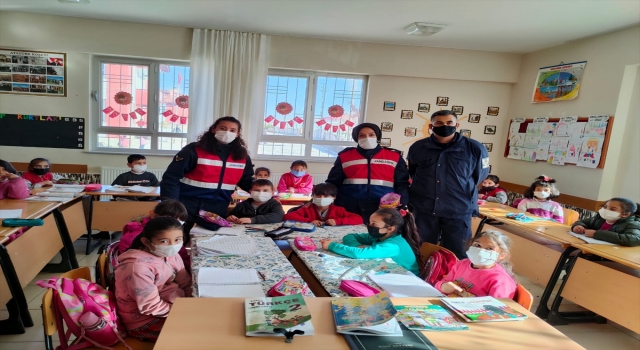 Afşin’de jandarma ekipleri öğrencileri ziyaret etti