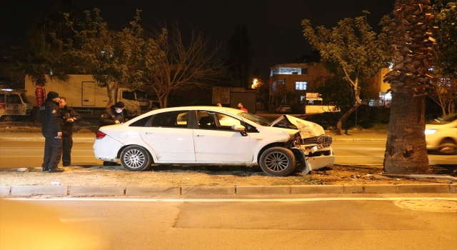 Adana’da refüjdeki ağaca çarpan otomobildeki 3 kişi yaralandı