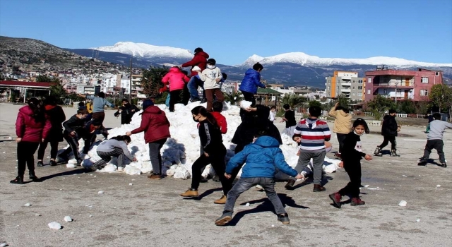 Karaisalı’da öğrencilere kar sürprizi