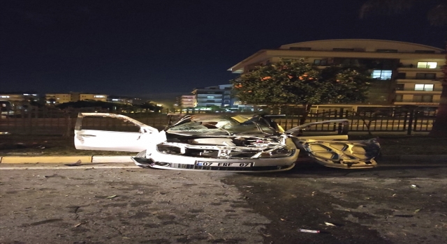 Antalya’da iki otomobilin çarpıştığı kazada 4 kişi yaralandı