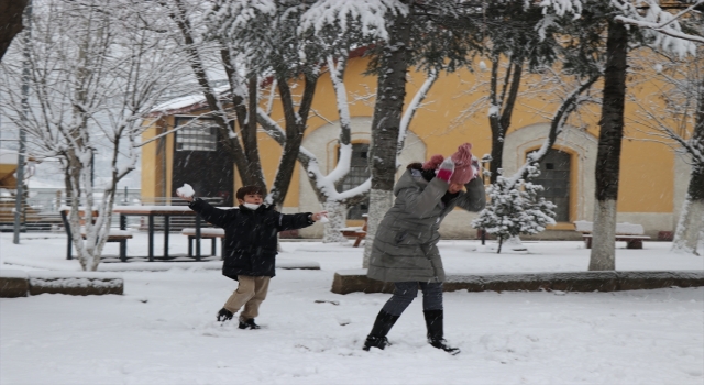 Adana’da kar yağışı hayatı olumsuz etkiliyor